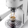 Expresso qui coule de la machine Dedica Duo EC890.WI