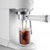 Cold Brew qui coule de la machine Dedica Duo EC890.WI