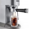 Cold brew qui coule depuis la machine EC890.M