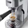Expresso qui coule de la machine EC890.M