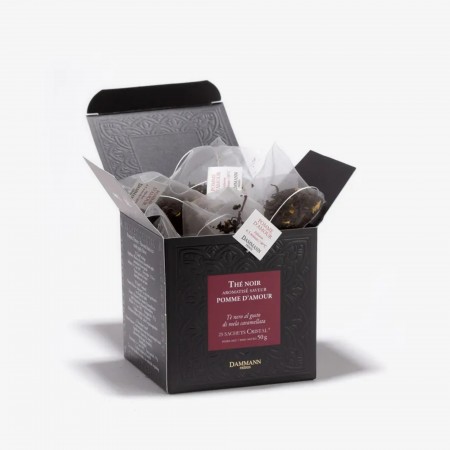 Boite ouverte sur des sachets de thé noir pomme d'amour