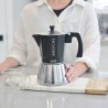 Main tenant une Cafetière italienne noir pour induction