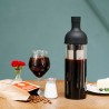 Bouteille Noire Filter-in Cold Brew en scène sur une table en bois
