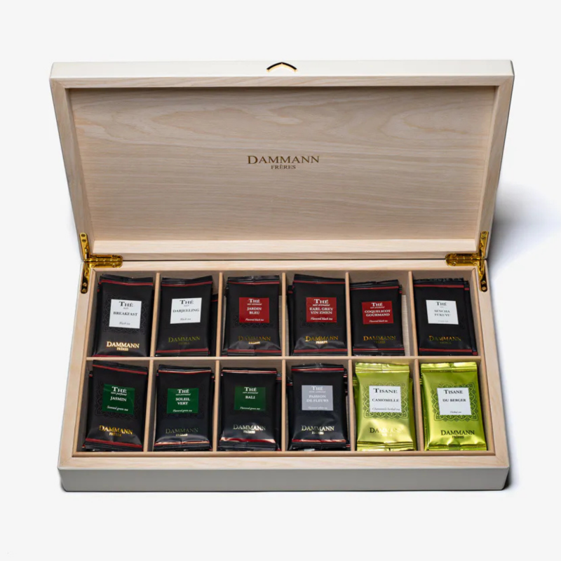 Coffret en bois laqué avec des assortiments de 12 sachets de thés et infusions différents.