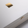 Vue sur le logo doré de la boite en bois blanche - coffret Palace