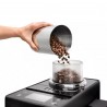 Main versant du café dans la machine à café Rivelia Noir