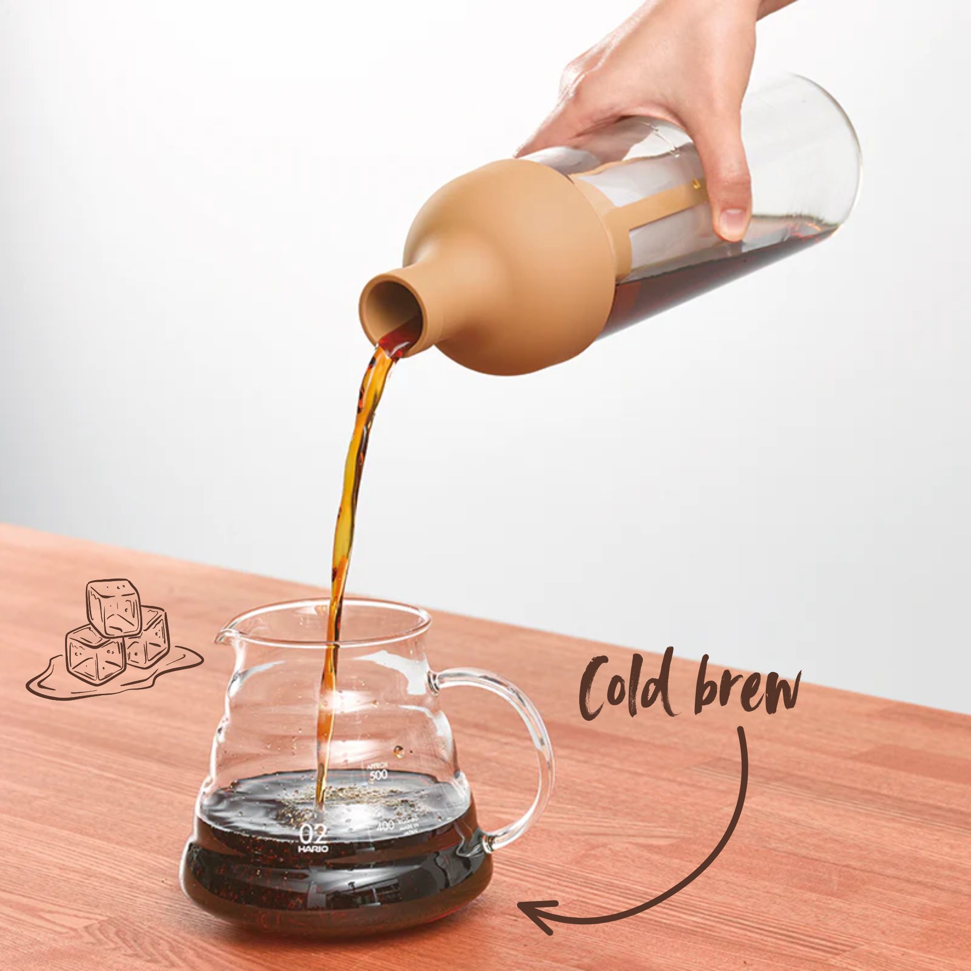 bouteille Hario qui verse du cold brew