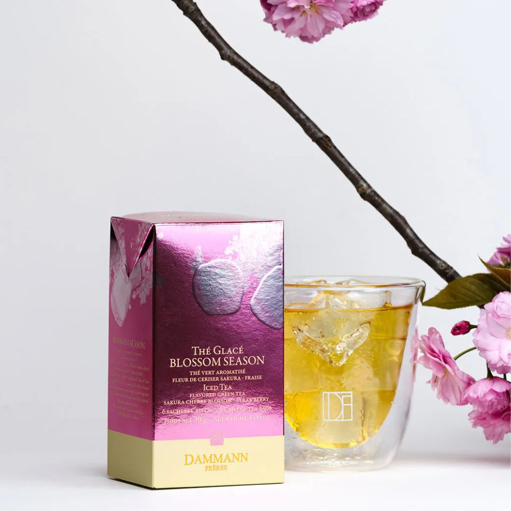 boisson glacée entourée de fleurs du printemps