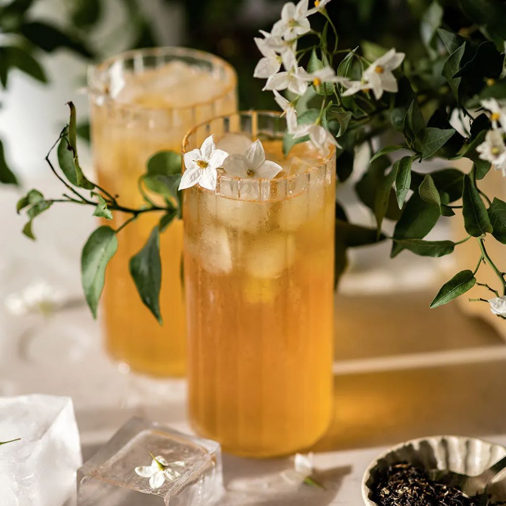 boisson glacée jaune avec des fleurs de jasmin dessus