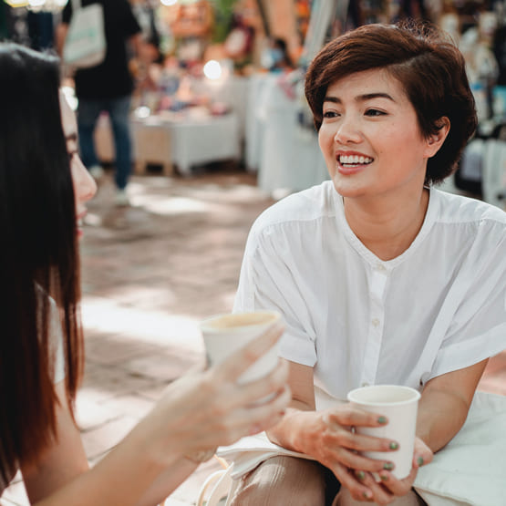 Femmes buvant un café