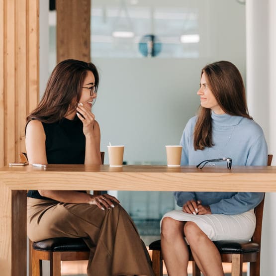 Deux femme entrent de déguster du café